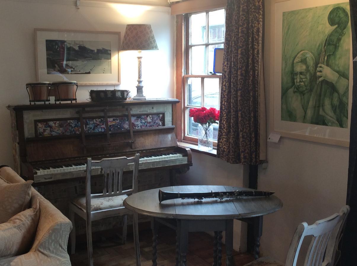 Swanhouse Bed & Breakfast Харуич Екстериор снимка